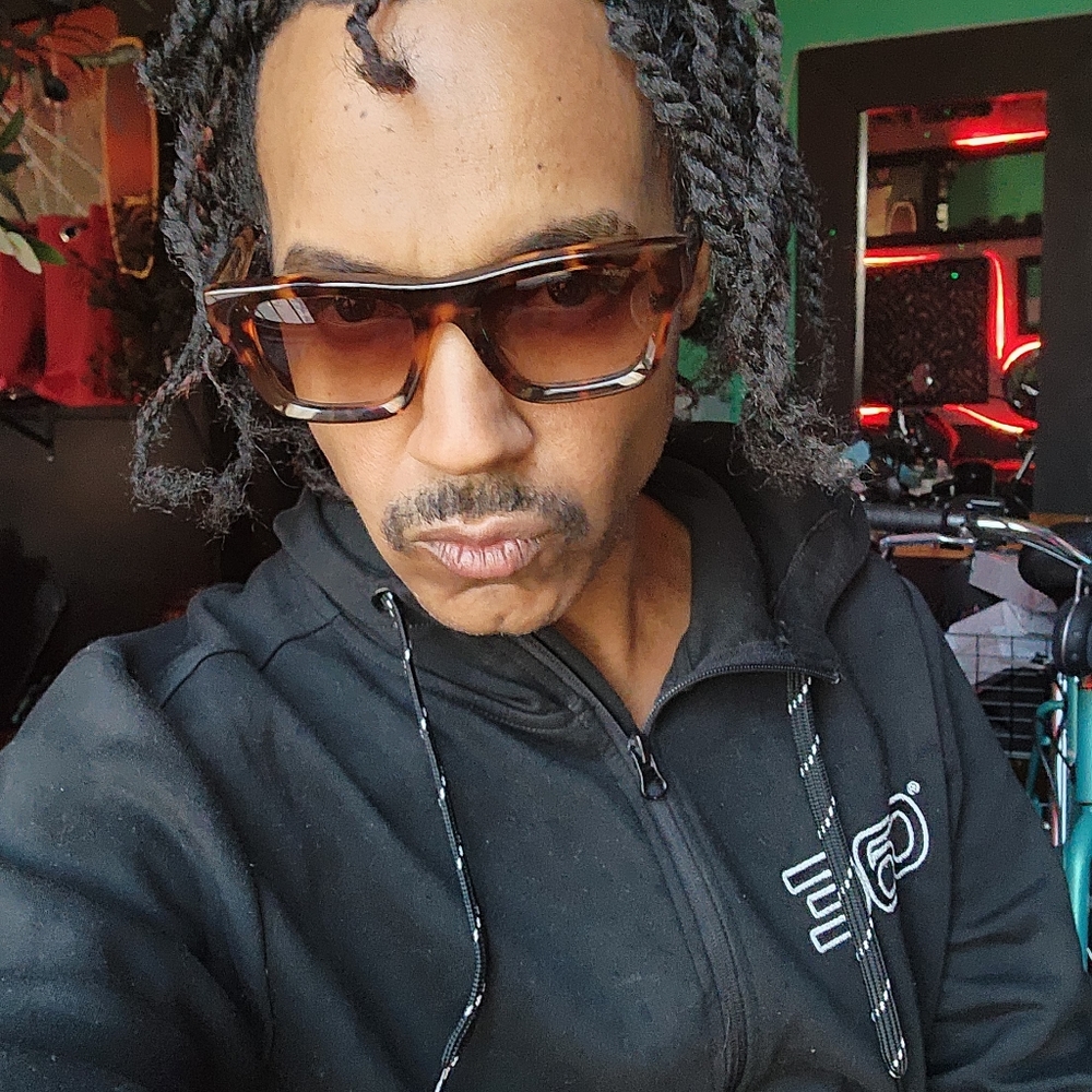 Stylish Sunglasses - Picture 2 of 4